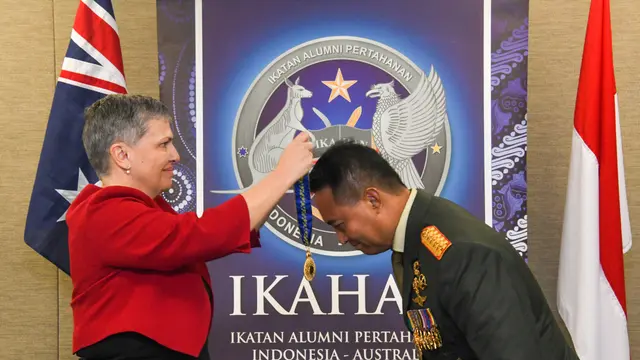 Panglima Tentara Nasional Indonesia (TNI) dianugerahi salah satu penghargaan tertinggi Australia pada upacara yang diselenggarakan di Kedutaan Besar Australia di Jakarta hari ini. (Dok Kedubes Australia di Jakarta)