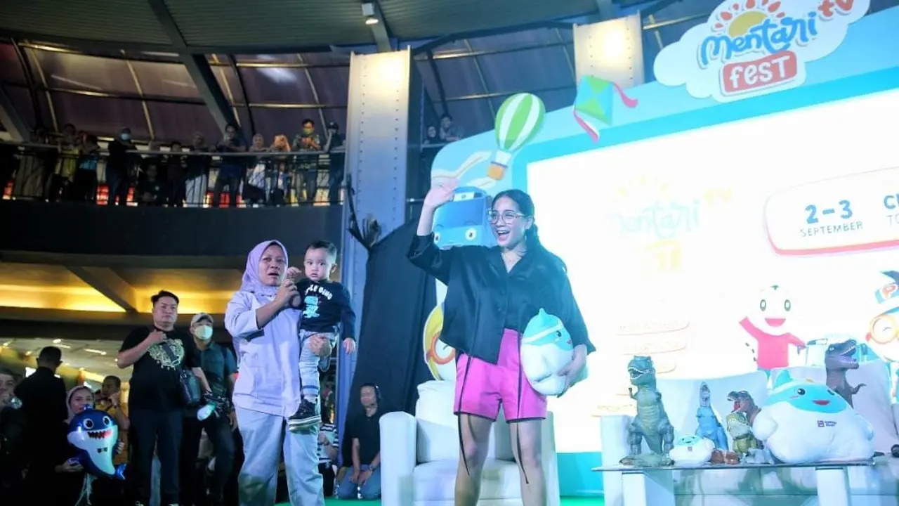 Nagita Slavina Ikut Dampingi Anak saat Nonton Tayangan