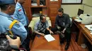 Penyidik KPK melakukan penggeledahan ruangan F-Partai Hanura Dewie Yasin Limpo di Gedung DPR,  Jakarta, Rabu (21/10). Dewie menjadi target operasi tangkap tangan terkait suap pemulusan proyek pembangkit listrik di Papua. (Liputan6.com/Johan Tallo)