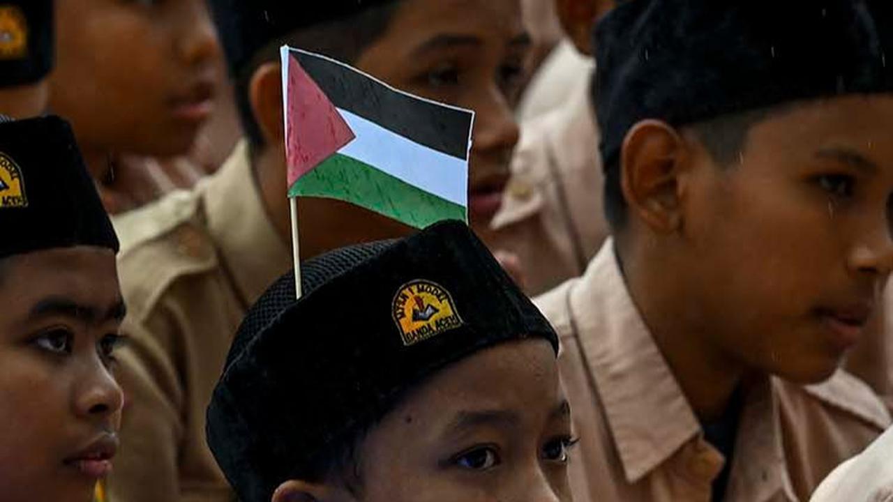 FOTO: Khusyuk Ratusan Pelajar Gelar Doa Bersama untuk Warga Palestina di Jalur Gaza