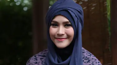 Bergaya beda dengan beauty elegant hijab pashmina.