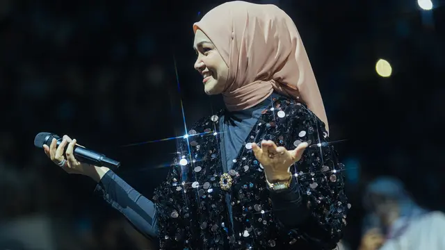 Siti Nurhaliza hadir dalam konser Rossa Here I Am di Axiata Arena, Bukit Jalil, Malaysia. (Foto: Dok. Manajemen Rossa)