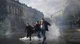 Sejumlah demonstran berlari meninggalkan Lapangan République saat aksi menentang kenaikan biaya hidup sekaligus menyuarakan tuntutan mahasiswa di Paris, Prancis, Sabtu (17/10/2026). (AP Photo/Thibault Camus)