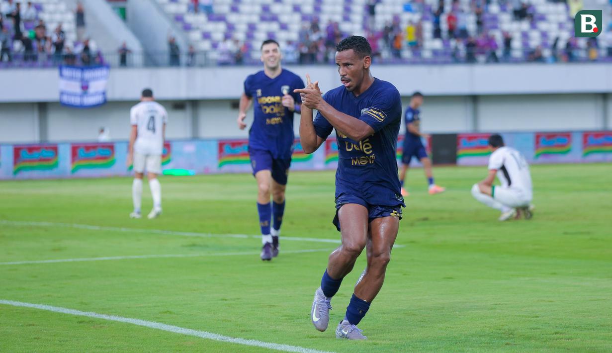 Pemain Persita Tangerang, Eber Bessa, melakukan selebrasi setelah mencetak gol ke gawang Persik Kediri dalam laga lanjutan BRI Super League 2025/2026 di Stadion Indomilk Arena, Minggu (21/12/2025) sore WIB. (Bola.com/ M Iqbal Ichsan)