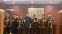 Politikus Golkar Ade Ruhandi alias Jaro Ade (paling kanan) mendapat dukungan maju Pilkada&nbsp;Bogor 2024. (Istimewa).