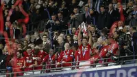 Gelandang Manchester United (MU) Michael Carrick mengangkat trofi Piala Liga Inggris, akhir bulan lalu. MU akan mengeglar laga testimonial untuk pemain berusia 35 tahun tersebut. (AP Photo/Kirsty Wigglesworth)