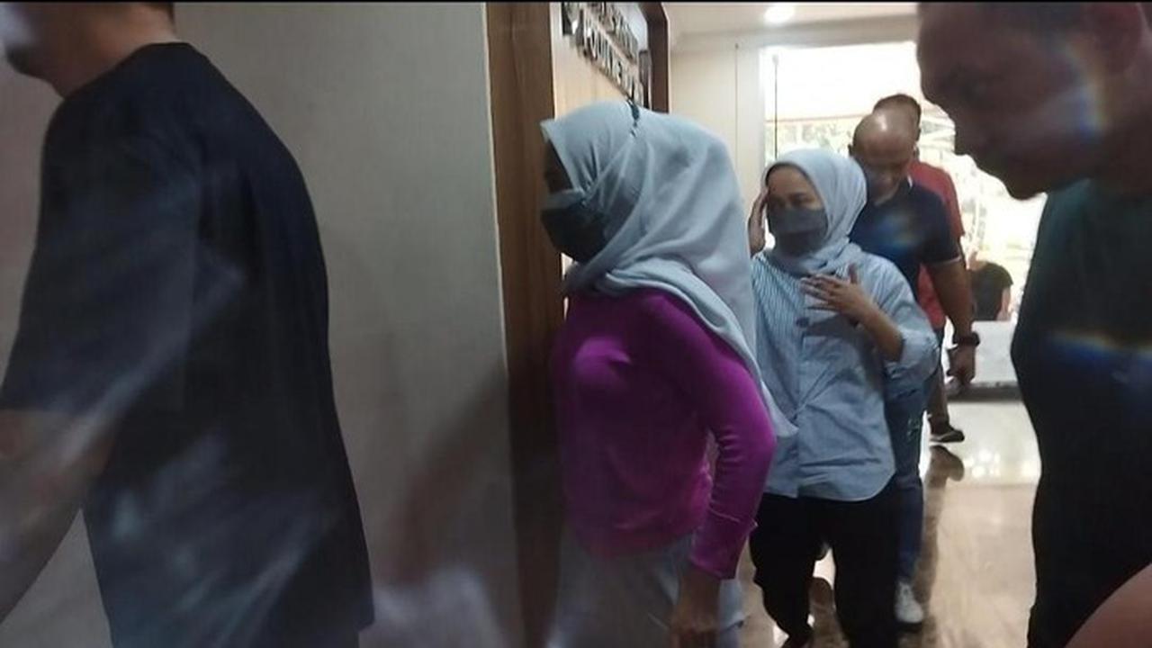 Tersangka kasus dugaan penipuan iPhone si kembar Rihana Rihani berhasil ditangkap polisi di apartemen kawasang Serpong, Tangerang.