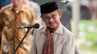 Presiden ke-3 B.J. Habibie saat menghadiri Tabur Bunga Keluarga Korban 98 di TPU Pondok Ranggon, Jakarta Timur, Rabu (8/5/). (Liputan6.com/Gempur M Surya)