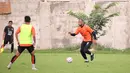 Pemain Persija Jakarta, Gustavo Almeida (kanan) mengontrol bola saat pertandingan internal sesama pemain dalam sesi latihan yang berlangsung di Nirwana Park, Bojongsari, Depok, Jawa Barat, Senin (20/11/2023). (Bola.com/Ikhwan Yanuar)