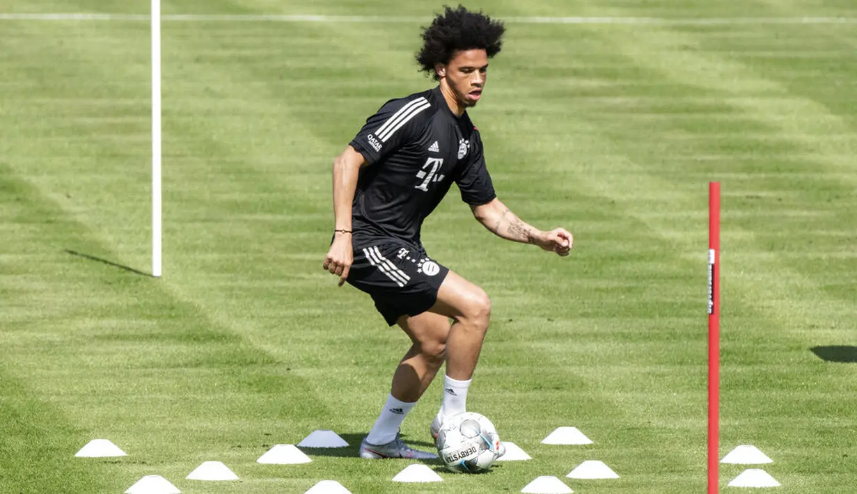 Pemain baru Bayern Munchen, Leroy Sane, melakukan sesi latihan di Munich, Selasa (14/7/2020). Mantan pemain Manchester City itu hanya berlatih ringan karena belum pulih 100 persen dari cedera lutut. (Matthias Balk/dpa via AP)