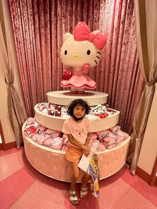 Jasmina Aishwarya berfoto di depan karakter Hello Kitty. (Foto: Instagram/ cynthiaganesha)