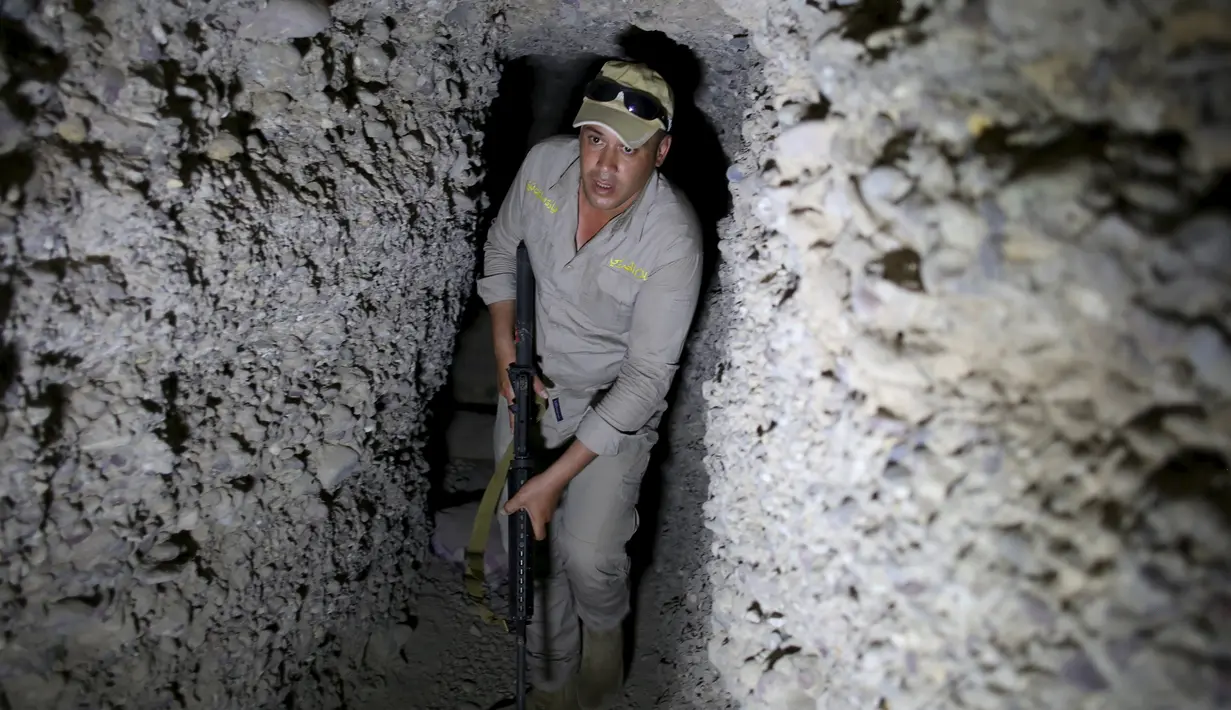 Seorang tentara Irak memegang senapan menelusuri sebuah terowongan bawah tanah yang dibangun oleh ISIS di desa Har Bardun, Irak, (28/4/2016). Tentara Irak berhasil mengalahkan Militan ISIS yang menguasai Mosul sejak Juni 2014. (REUTERS/Goran Tomasevic) 