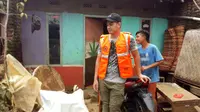 Tommy Kurniawan memberikan bantuan kepada korban bencana banjir di Desa Dayeuh Kolot, Kelurahan Bale Endah, Kabupaten Bandung.