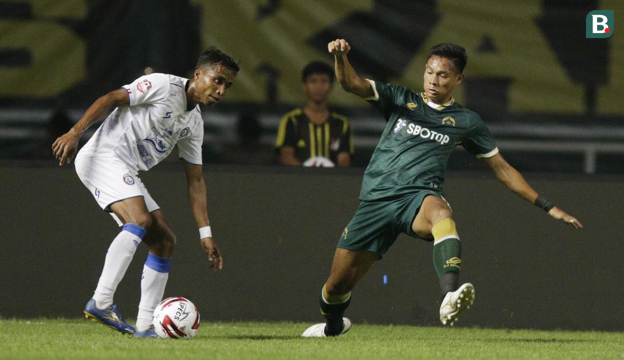 Bek Tira Persikabo, Andy Setyo, berusaha mengahadang pemain Arema FC, Ridwan Tawainela, pada laga Shopee Liga 1 di Stadion Pakansari, Bogor, Senin, (2/3/2020). Tira Persikabo takluk 0-2 dari Arema FC. (Bola.com/M Iqbal Ichsan)