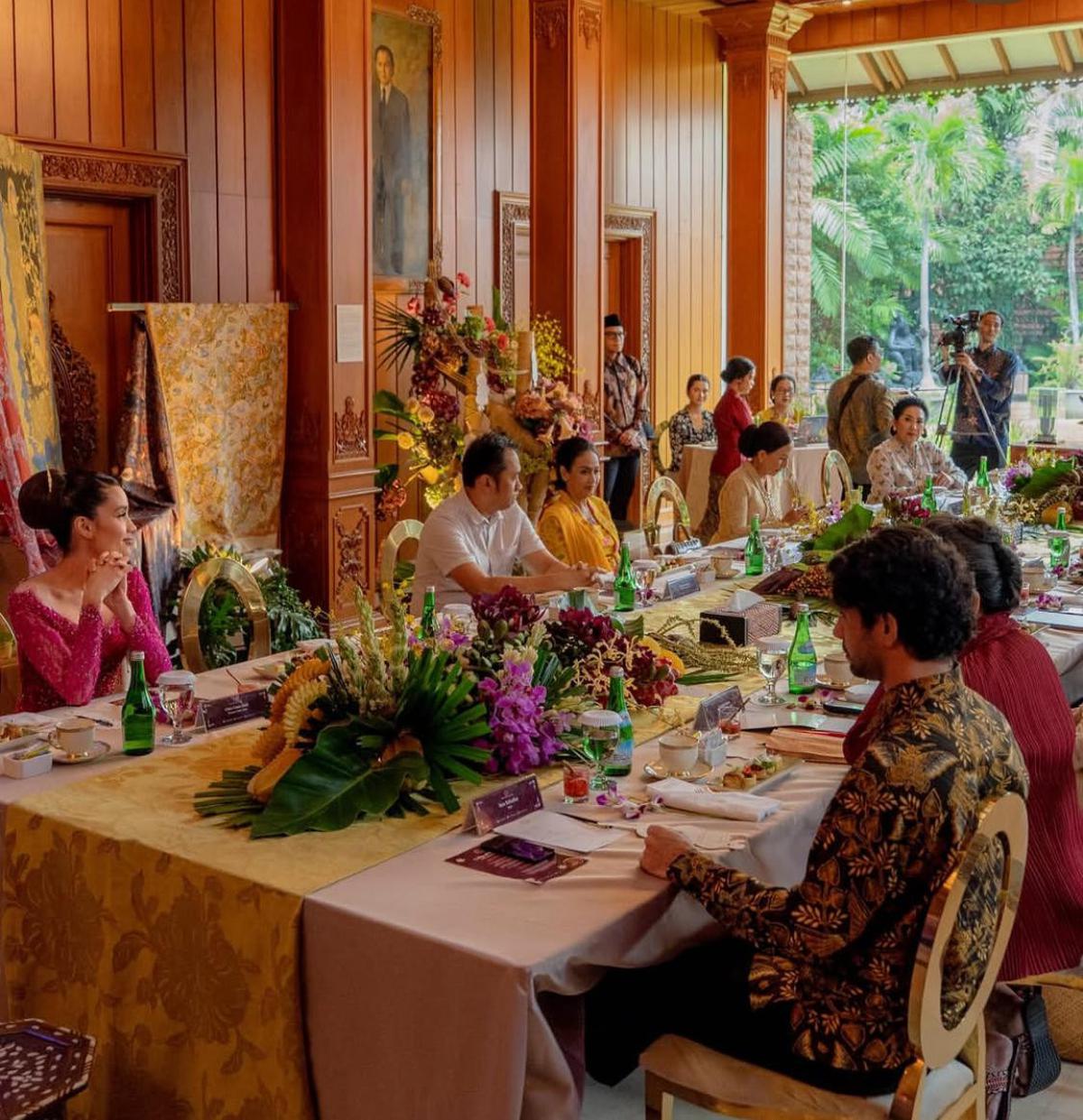 7 Potret Cinta Laura Tampil Elegan dalam Kebaya Merah Muda di Hari Kartini