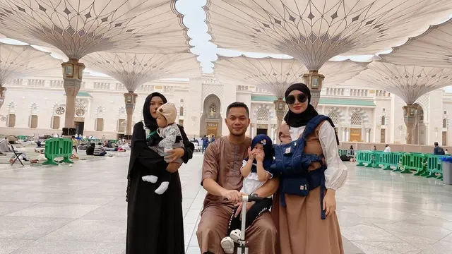 6 Momen Zaskia Gotik Jalani Ibadah Umrah, Ajak Kedua Buah Hati yang Masih Kecil