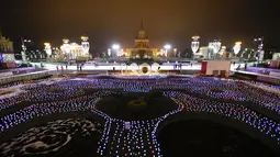 Suasana pembukaan arena seluncur es di VDNKh (Pameran Prestasi Ekonomi Nasional), Moskow, Rusia, Jumat (27/11/2020). Area tersebut terbuat dari lapisan es buatan lebih dari 20.000 meter persegi. (AP Photo/Alexander Zemlianichenko)