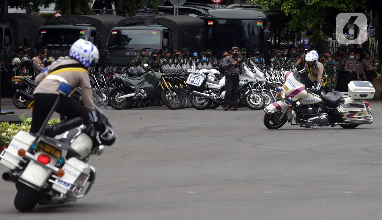 Anggota Polwan saat atraksi motor pada Apel Gelar Pasukan Operasi Zebra Jaya 2021 di Polda Metro Jaya, Jakarta, Senin (15/11/2021). Operasi Zebra Jaya 2021 digelar karena meningkatnya volume lalu lintas dan kemacetan selama PPKM Level 1. (Liputan6.com/Herman Zakharia)