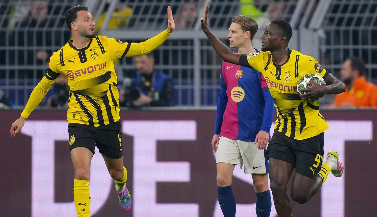 Tiga gol Serhou Guirassy (11', 49', 76') berhasil membawa Borussia Dortmund unggul atas Barcelona. (Pau BARRENA/AFP)