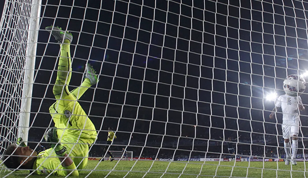 Fernando Muslera gagal menyelamatkan gawangnya. (REUTERS/Marcos Brindicci)