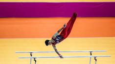 Pesenam putra Indonesia, Satria Tri Wira Yudha beraksi dalam nomor palang sejajar Kejuaraan Dunia Gimnastik 2025 di Indonesia Arena, Senayan, Jakarta, Senin (20/10/2025). (Bola.com/Bagaskara Lazuardi)