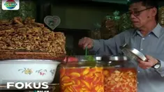 Bahkan dalam sehari bisa saja tak ada wisatawan yang berbelanja oleh-oleh di lapak mereka.