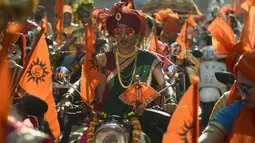 Seorang wanita India mengenakan pakaian tradisional mengendarai sepeda motor saat merayakan Gudhi Padwa di Mumbai, India (28/3). Perayaan ini juga melambangkan musim semi, bulan Vasant (Vaisakha). (AFP/Punit Paranjpe)
