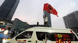 Pendukung capres-cawapres 01 Jokowi-Ma'ruf Amin saat arak-arakan di kawasan bunderan HI, Jakarta, Rabu (17/4). Pendukung capres-cawapres 01 arak-arakan merayakan unggul dalam versi hitungan cepat. (Liputan6.com/Herman Zakharia)