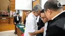 Terdakwa Agus Nurpatria usai menjalani sidang perdana di Pengadilan Negeri (PN) Jakarta Rabu (19/10/2022). Agus Nurpatria menyalami kuasa hukum dengan penuh senyuman usai menjalani sidang dengan agenda pembacaan surat dakwaan kasus obstruction of justice atau perintangan proses penyidikan terkait perkara dugaan pembunuhan berencana terhadap Nofriansyah Yosua Hutabarat atau Brigadir J. (Liputan6.com/Faizal Fanani)
