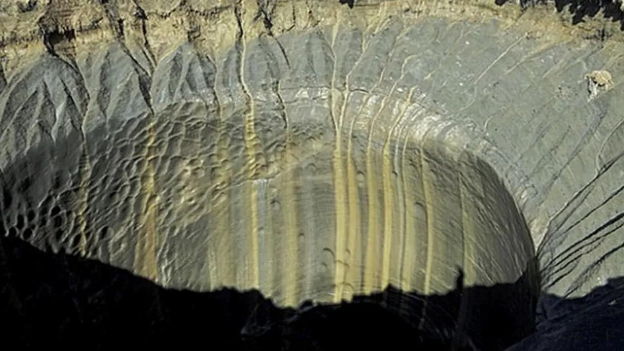 Ilmuwan Pecahkan Misteri Mengapa Tiba-Tiba Muncul Kawah Aneh Sedalam 50 Meter di Siberia