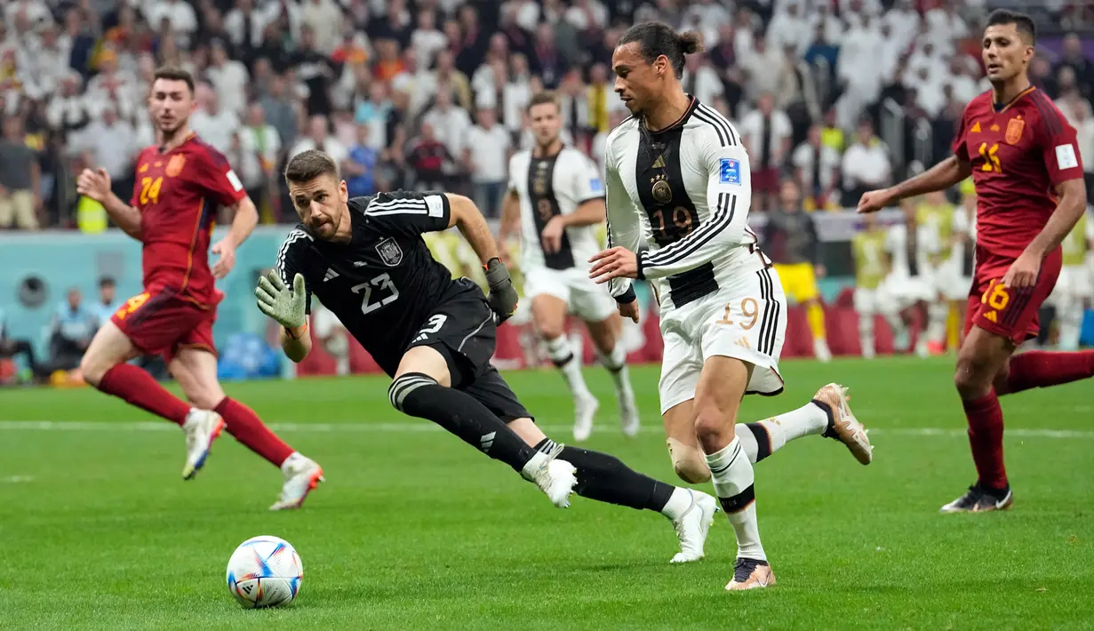 Pemain Jerman Leroy Sane mengontrol bola saat melawan Spanyol pada pertandingan sepak bola Grup E Piala Dunia 2022 di Stadion Al Bayt, Al Khor, Qatar, 27 November 2022. Pertandingan berakhir imbang 1-1. (AP Photo/Ebrahim Noroozi)