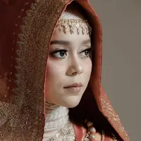 Lewat Instagramnya nampak Lesty membagikan produk-produk yang ia sukai. Lesty menunjukkan perbedaan nyata di tangan kanan dan kirinya setelah menggunakan produk Azarine Lightening Tone Up Body Serum (Instagram @lestykejora)