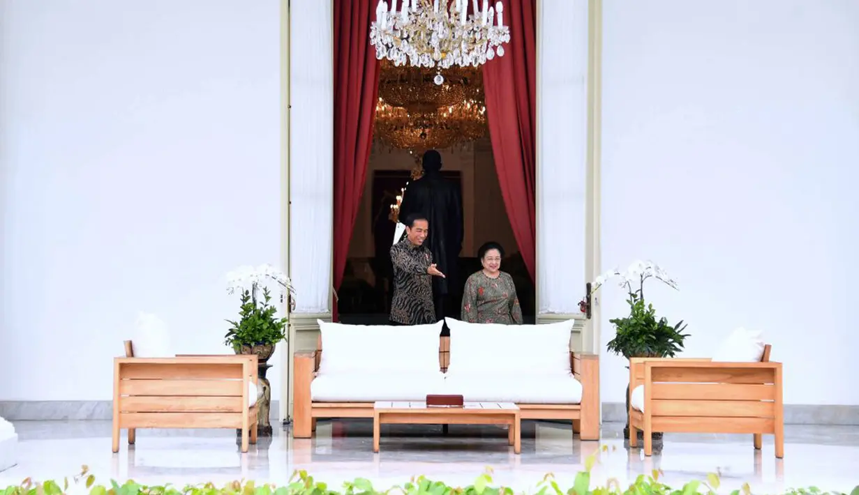 Presiden Joko Widodo (Jokowi) mempersilahkan Megawati Soekarnoputri untuk duduk di bangku teras belakang Istana Merdeka, Jakarta, Senin (21/11). Pertemuan tersebut membahas kondisi politik nasional, ekonomi dan pilkada. (Biropres Kepresidenan/Laily)