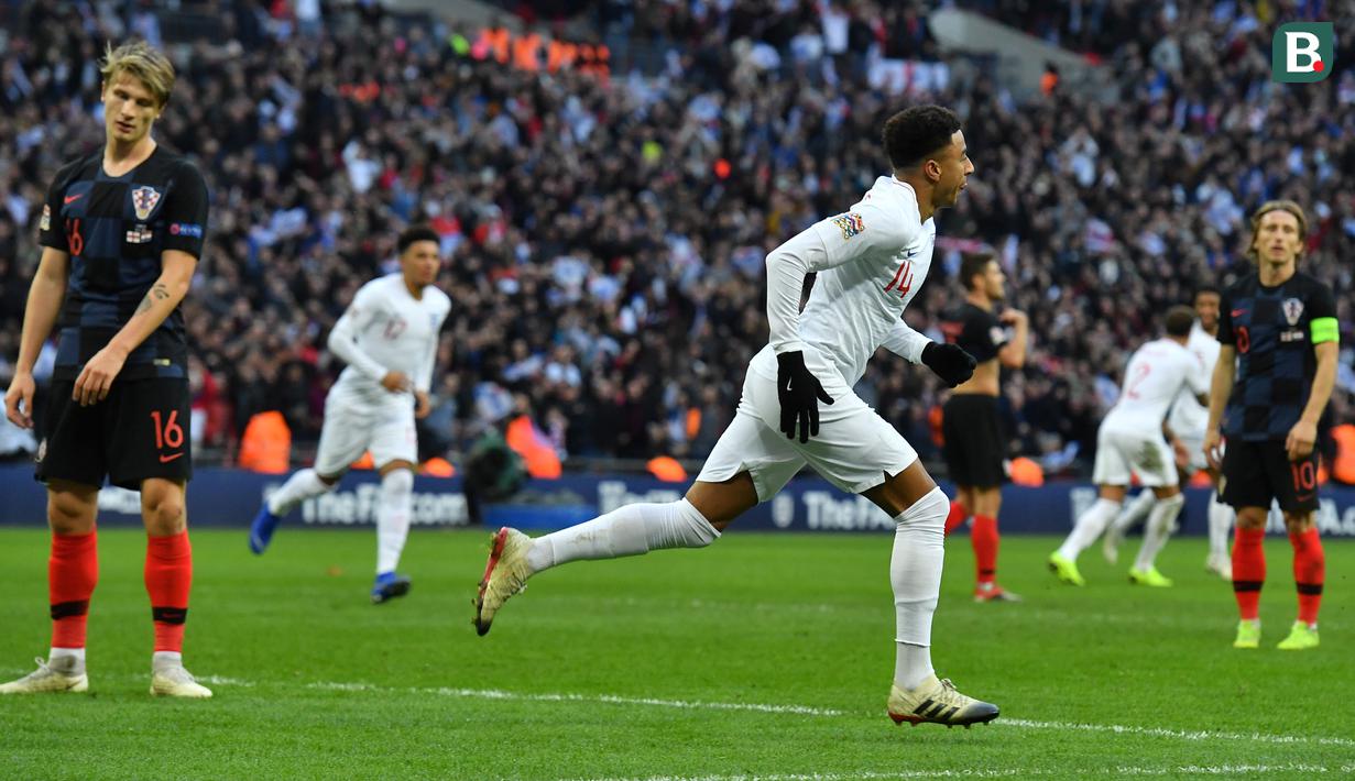 Gelandang Inggris, Jesse Lingard, merayakan gol ke gawang Kroasia pada laga UEFA Nations League di Stadion Wembley, London, Minggu (18/11). Inggris menang 2-1 atas Kroasia. (AFP/Ben Stansall)