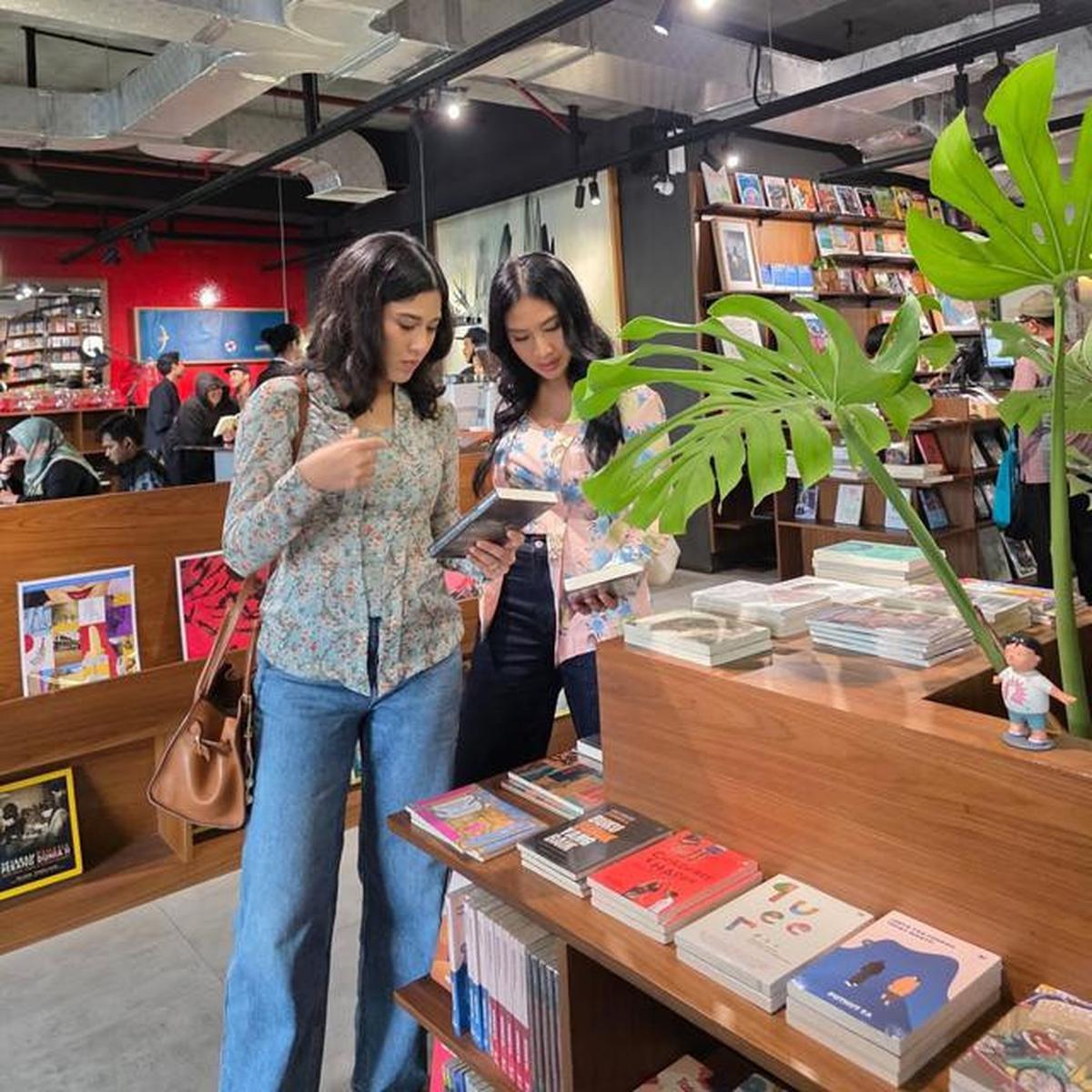 Pesona Dian Sastro Berkebaya Denim, Kejutkan Publik dengan Terobos Batasan Mode