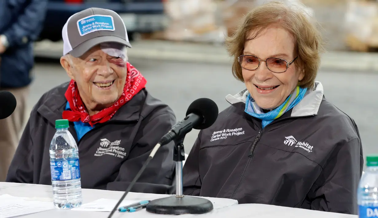 Mantan Presiden AS,  Jimmy Carter didampingi sang istri, Rosalynn Carter menghadiri acara yang digelar Habitat for Humanity di Nashville, Tennessee, Senin (7/10/2019). Tampil di depan publik, mata kiri Jimmy Carter memar dan mendapat beberapa jahitan di alis bagian atas. (AP/Mark Humphrey)