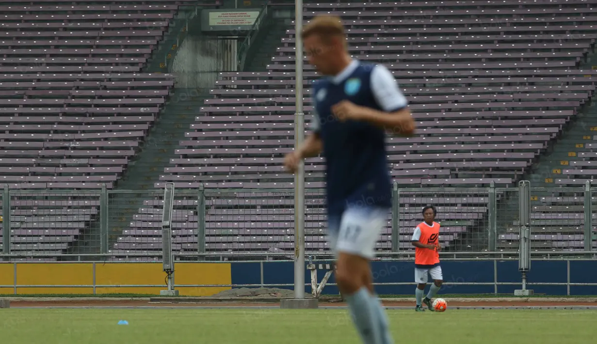 Pemain Persela Lamongan menjajal rumput Stadion Utama Gelora Bung Karno, Jakarta, Kamis (12/5/2016). (Bola.com/Nicklas Hanoatubun)