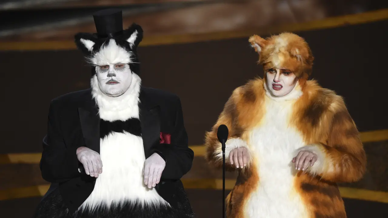 James Corden dan Rebel Wilson di Piala Oscar 2020. (AP Photo/Chris Pizzello)