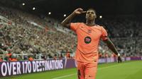 Marcus Rashford merayakan gol kedua bagi Barcelona dalam laga pembuka Liga Champions melawan Newcastle United di St James Park, Jumat (19/9/2025) dini hari WIB. (AP/Jon Super)