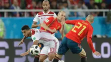 Pemain Maroko Younes Belhanda berebut bola dengan pemain Spanyol Andres Iniesta, dan David Silva saat pertandingan Piala Dunia 2018 di Stadion Kaliningrad, Rusia (25/6). Dengan hasil tersebut Spanyol lolos ke babak 16 besar. (AP/Petr David Josek)