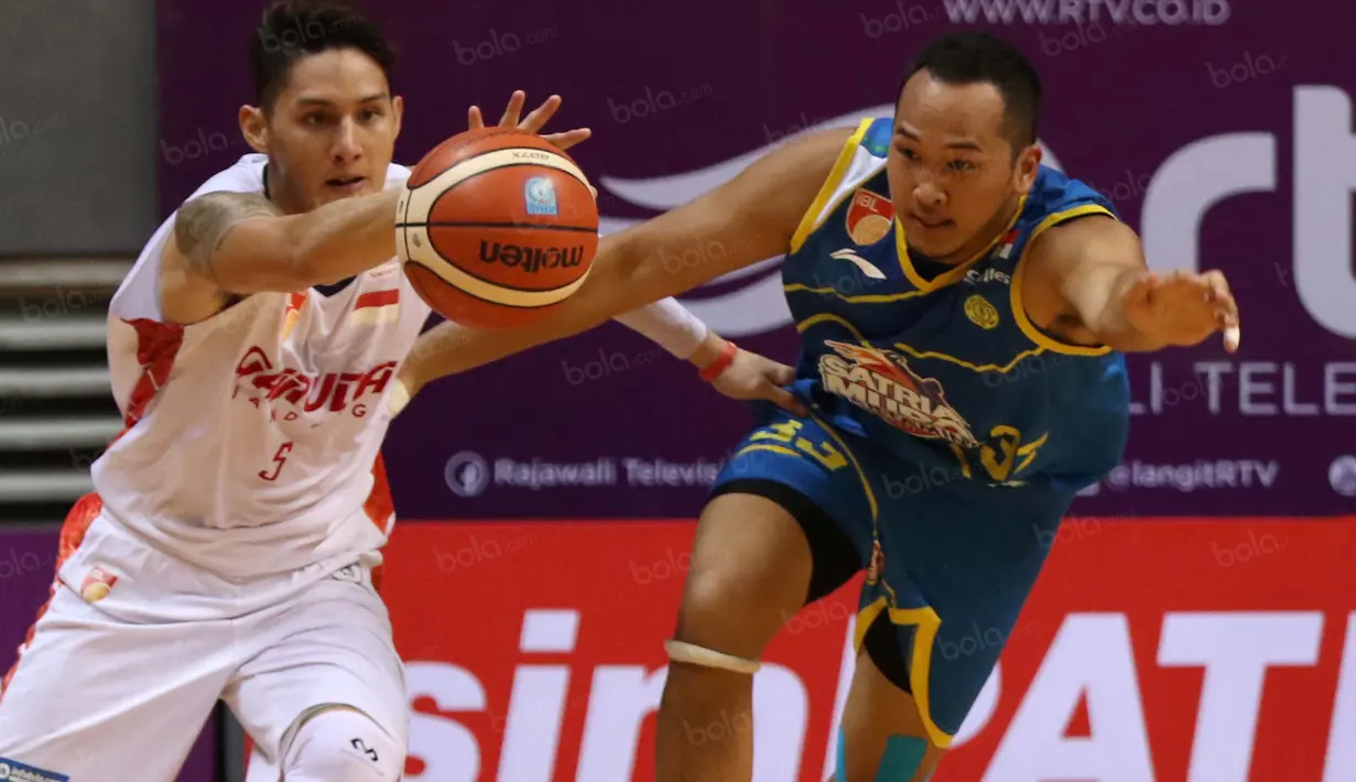 Pemain Satria Muda, Wisnu Arki #32  mengejar bola bersama pemain Garuda Bandung, Daniel Wenas #5 pada  perempat final Playoffs Indonesia  Basket League (IBL) di Britama Arena, Jakarta, Selasa (17/5/2016). (Bola.com/Nicklas Hanoatubun)