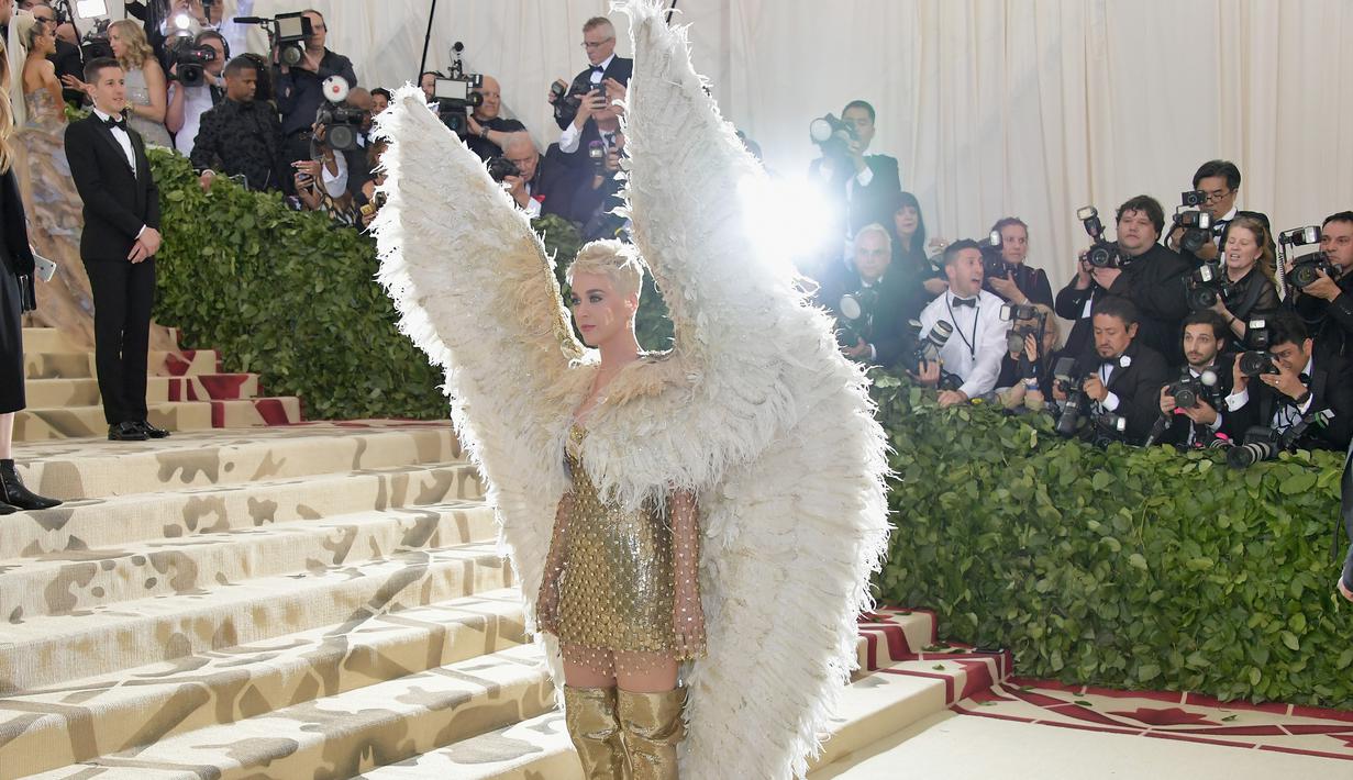 Katy Perry berpose saat menghadiri Met Gala 2018 di Metropolitan Museum of Art, New York (7/5). Tema Met Gala kali ini adalah “Heavenly Bodies: Fashion and the Catholic Imagination”. (Neilson Barnard / Getty Images / AFP)