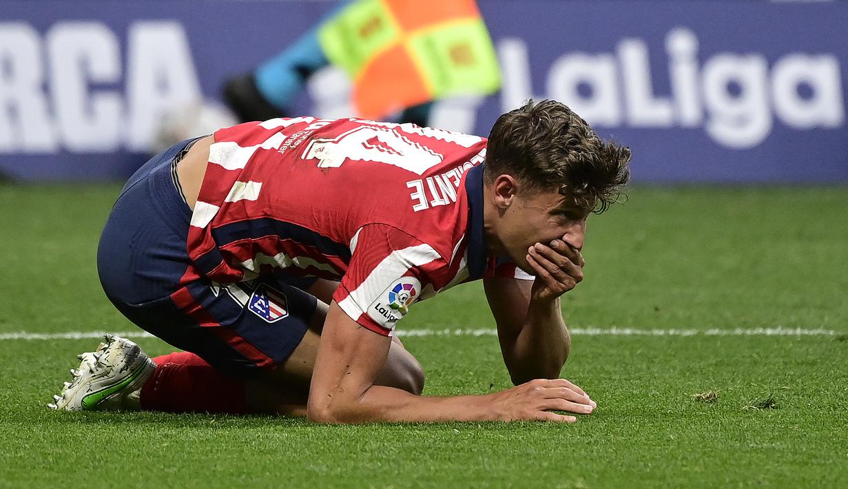 Ekspresi kecewa gelandang Atletico Madrid, Marcos Llorente usai gagal memanfaatkan peluang saat melawan SD Huesca dalam laga lanjutan Liga Spanyol 2020/2021 pekan ke-32 di Wanda Metropolitano Stadium, Madrid, Kamis (22/4/2021). Atletico menang 2-0 atas SD Huesca. (AFP/Javier Soriano)