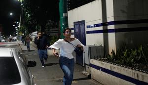 Pejalan kaki berlarian setelah ledakan dan suara pesawat terbang rendah terdengar di Caracas, Venezuela, Sabtu (3/1/2026). (Dok. AP/Matias Delacroix)