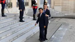 Presiden Prancis Emmanuel Macron (kanan) menyambut Wakil Presiden Indonesia Jusuf Kalla saat menghadiri KTT Paris: Ekstremisme Online di Istana Elysee, Paris, Prancis, Rabu (15/5/2019). Forum ini membahas pencegahan terorisme melalui penggunaan dunia digital. (REUTERS/Philippe Wojazer)