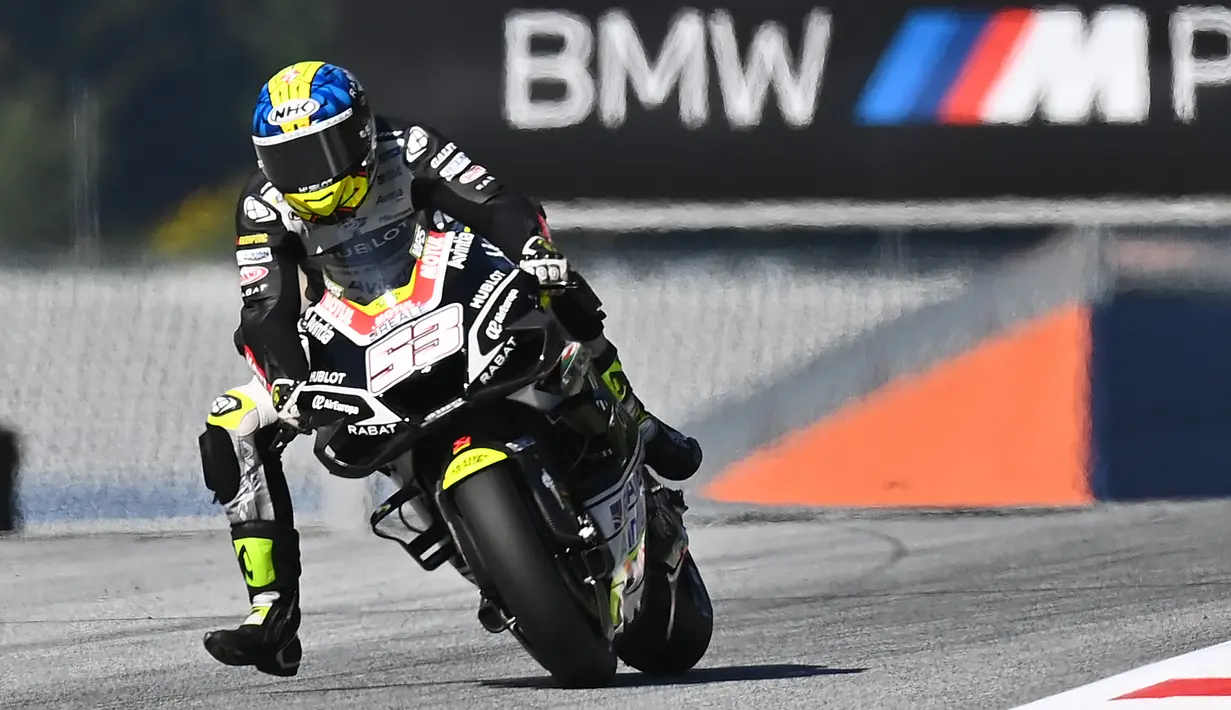 Pembalap Esponsorama Racing, Tito Rabat, saat mengikuti latihan bebas (FP3) MotoGP Styria di Sirkuit Red Bull Ring, Austria, Sabtu (22/8/2020). Joan Mir finis pertama pada FP3 MotoGP Styria dengan catatan waktu 1 menit 23,456 detik. (AFP/Joe Klamar)