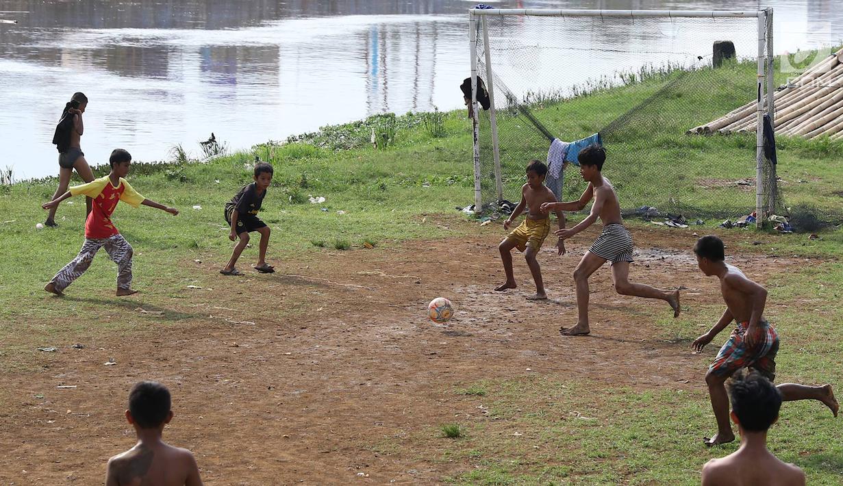Foto Melihat Semangat Anak Anak Bermain Sepak Bola Dalam Keterbatasan News Liputan6 Com