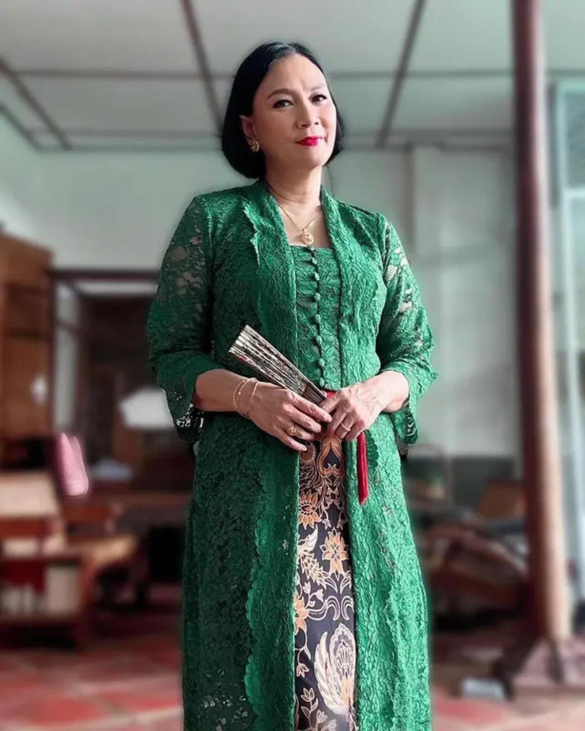 7 Inspirasi Outfit Kondangan Ala Artis Lawas 90-an, Ada Inneke Koesherawati sampai Marini Zumaris yang Tampil Memesona