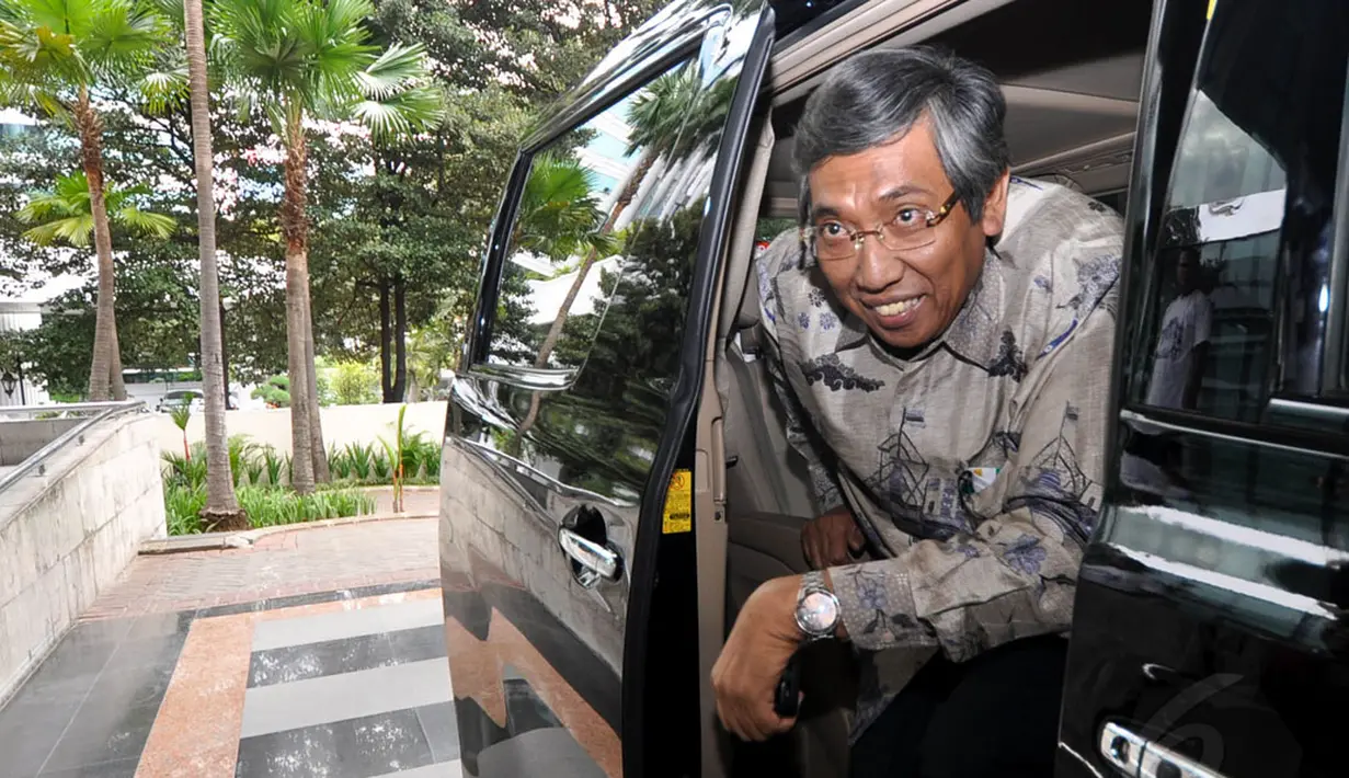 Wamenkeu sekaligus Plt Dirjen Pajak, Mardiasmo mendatangi gedung KPK, Jakarta, Senin (1/12/2014). (Liputan6.com/Miftahul Hayat)
