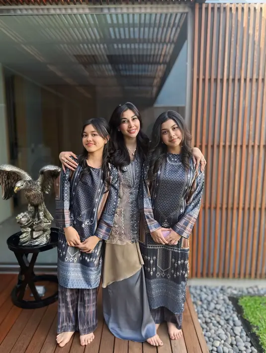 Nisya Ahmad tampil kembar bersama anak-anaknya dengan baju Lebaran print berwarna keabuan. Ketiganya hanya berbeda siluet [@nisyaahmad]